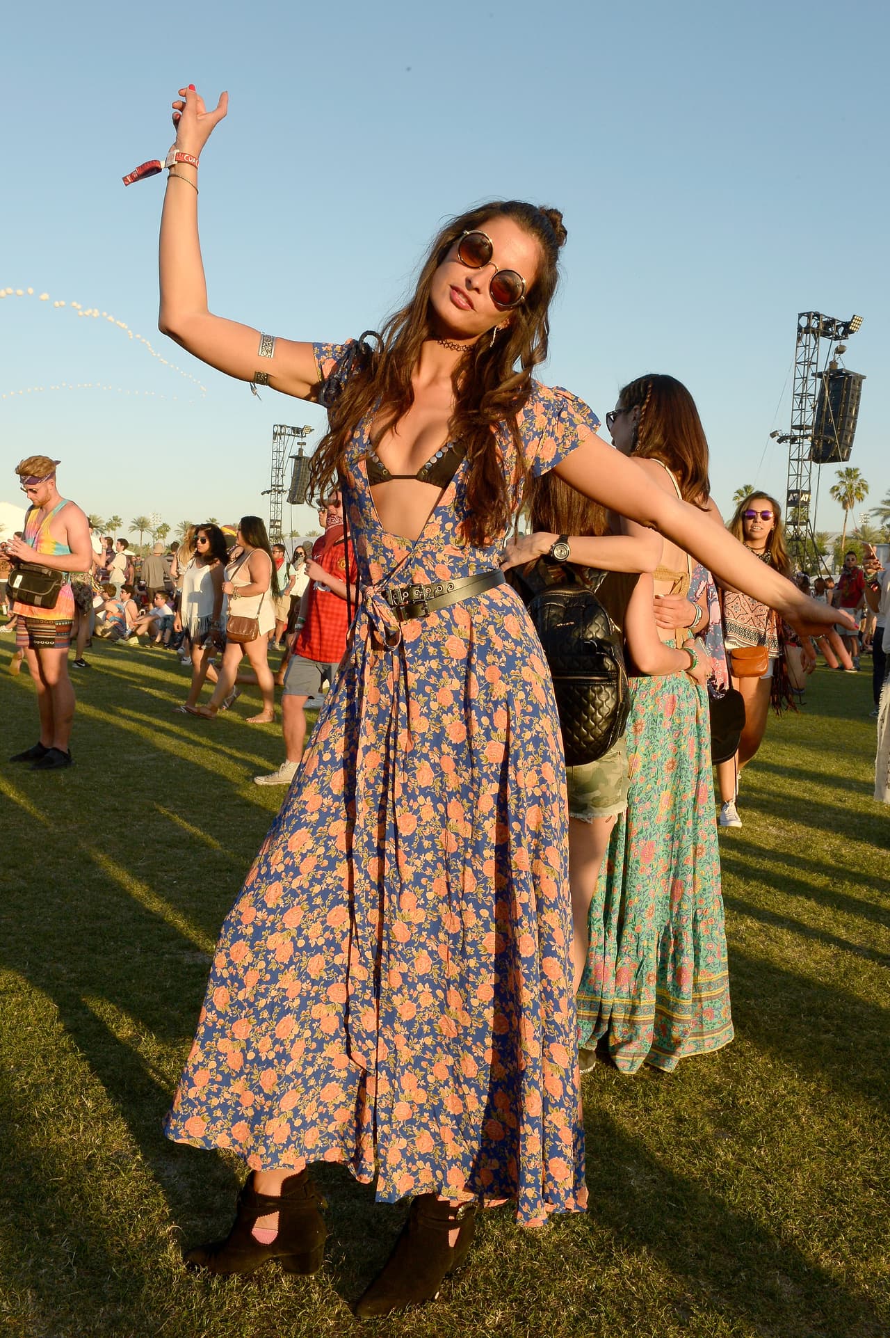 Los 'maxi dresses' de mini estampados florales fueron un mandato durante los días del Festival de Coachella. Si apuestas por un estilo camisero, es decir que en su top remeda la silueta de una camisa, puedes arriesgarte a crear un profundo escote dejando alguno de los botones desapuntados.