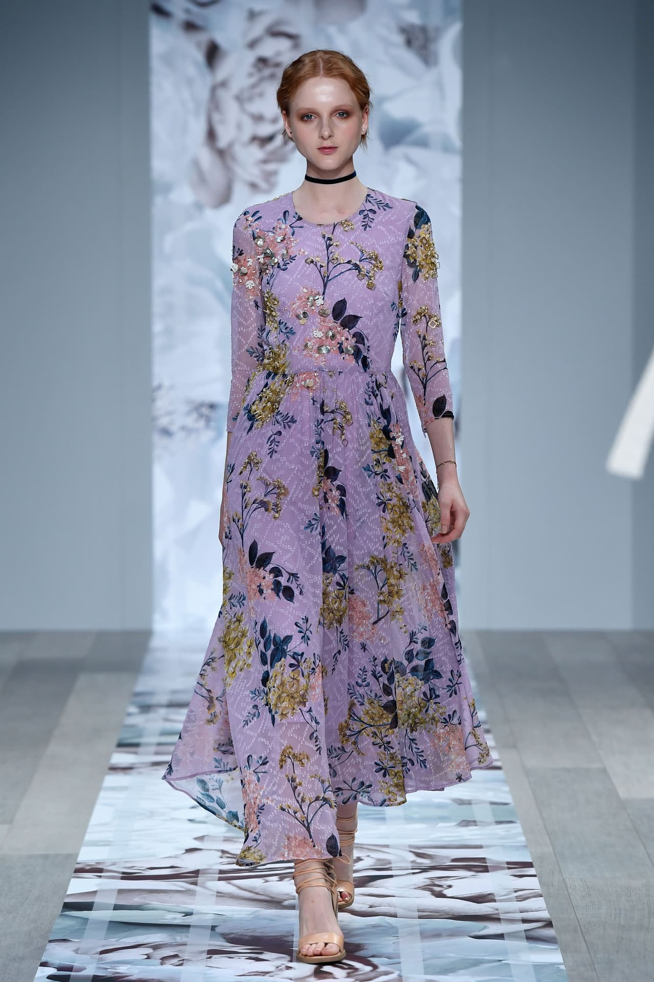 Los diseñadores se han inspirado en la calle, en donde las flores son el mandato, y las han llevado a las pasarelas de formas más sofisticadas y excelsas. Si nos parecía impensable ir a una gala con un vestido floral, parece que la más alta moda, ahora lo avala.