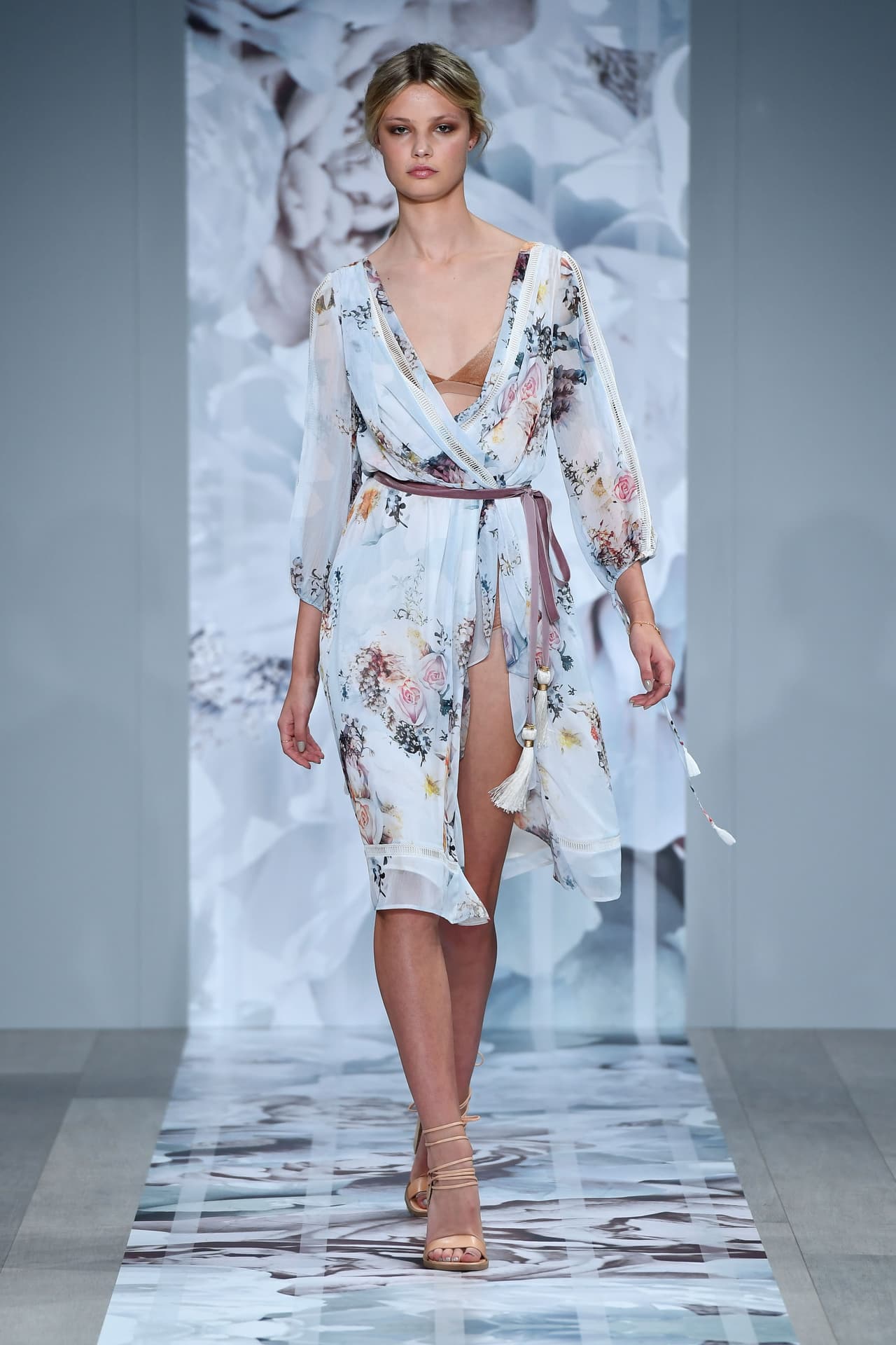 Vestidos ligeros, sutiles, que te hacen parecer que casi te elevas del suelo, así son los nuevos modelos que inundan las tiendas masivas. Busca uno como este, a manera de 'wrap dress', o lo que es lo mismo, uno que envuelva tu cuerpo -que casi puedas usa en una fiesta de noche o en una 'pool party'-.