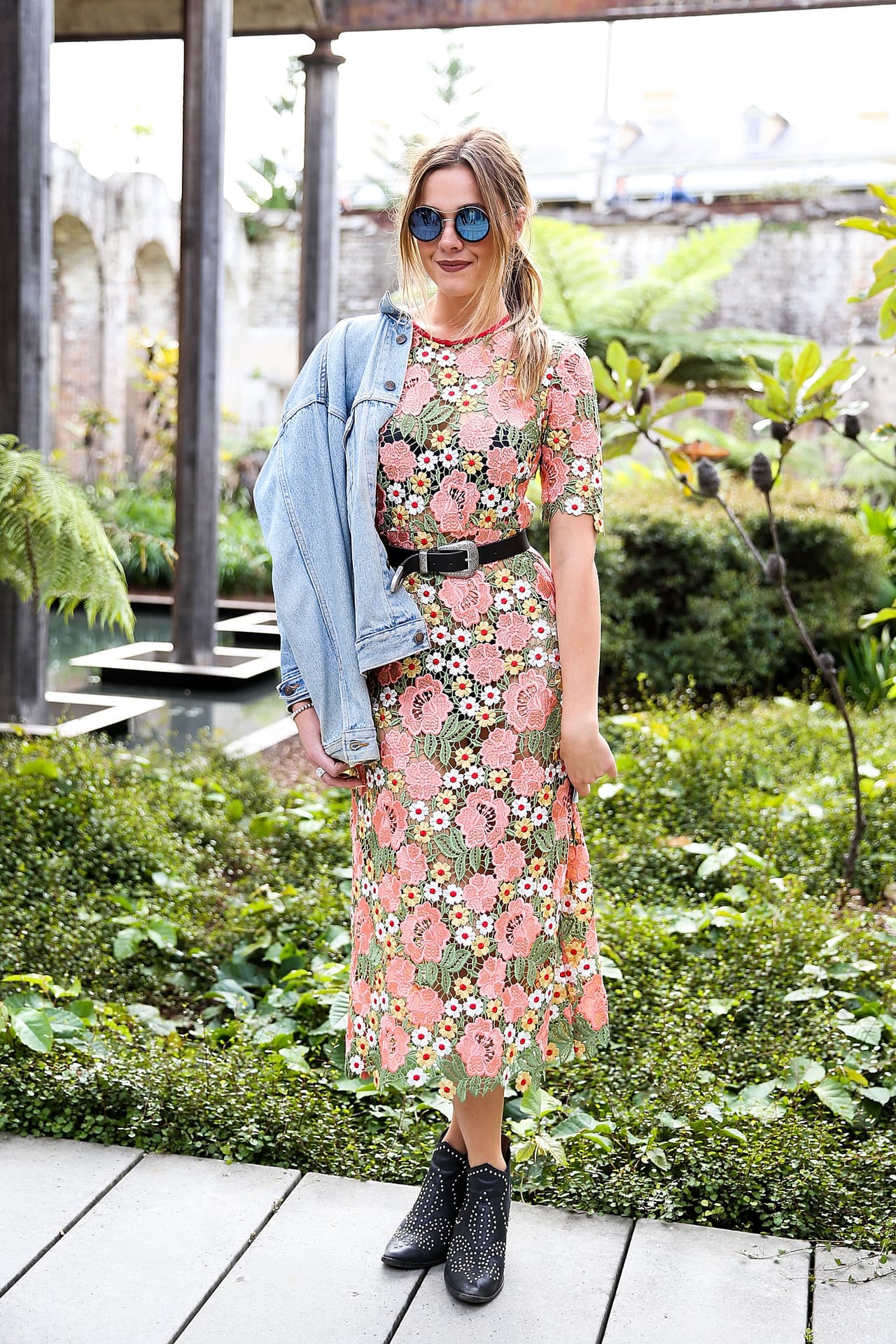 Las flores bordadas o tejidas en croché son el nuevo mandato, no importa si te parece muy propio de las abuelas. No hay mejores complementos que un mini cinturón de cuero y, por supuesto, una desgastada chamarra de jean.