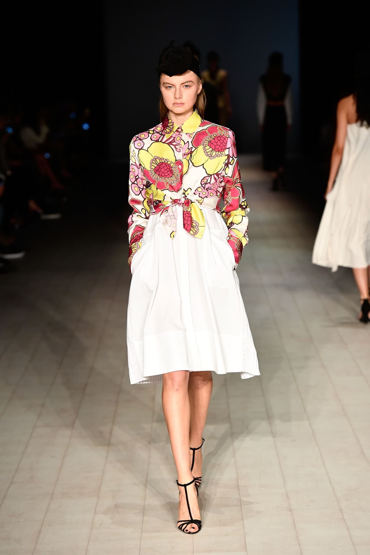 No quieres parecer un jardín botánico andante, entonces busca una falda de un color plano y llévala con tu camisa de flores gigantes que robe miradas.