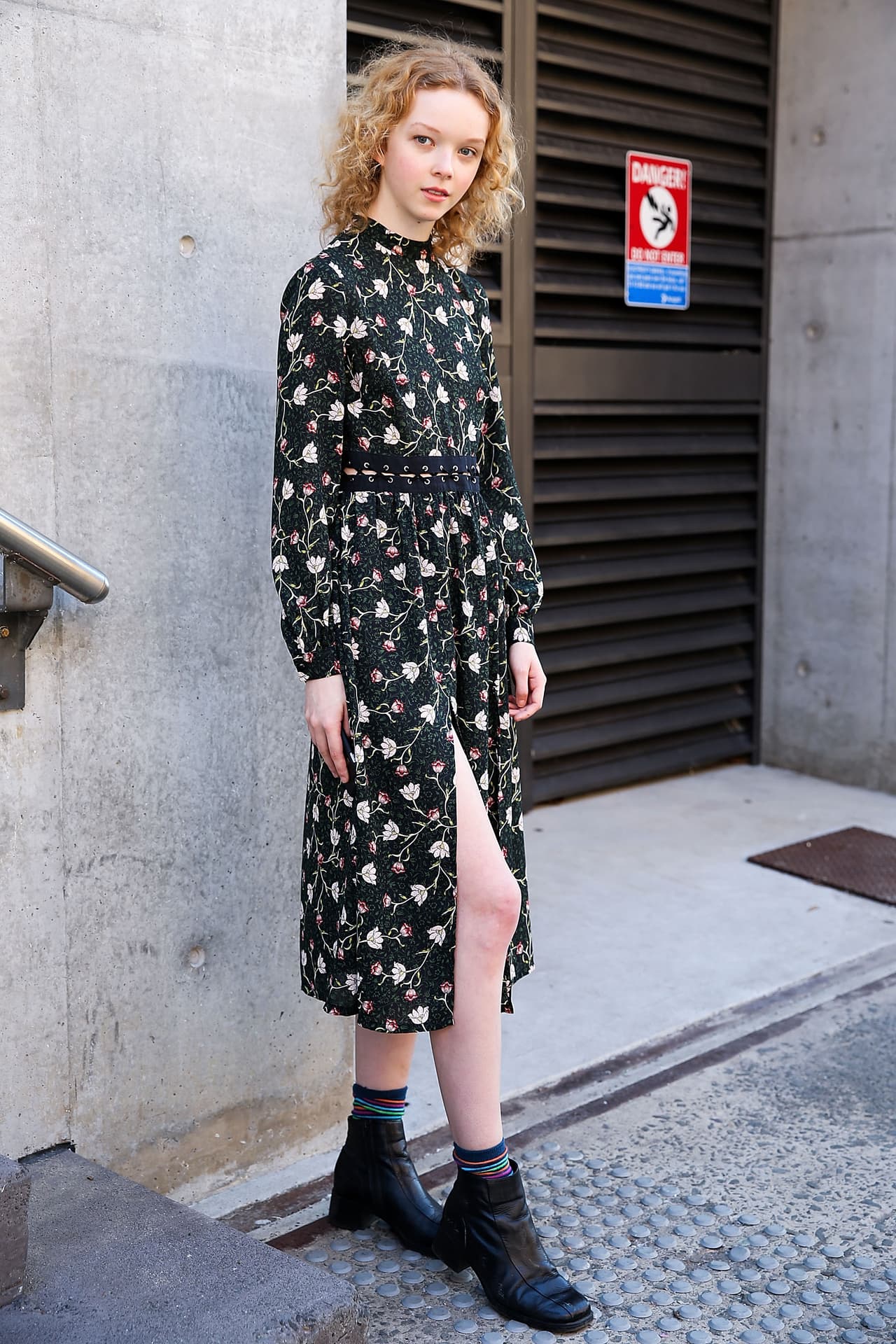 Claro, si quieres parecer un poco más recatada y si los colores no son necesariamente tu apuesta más fuerte este verano, busca vestidos negros o azul oscuro que tengas 'mini prints' florales en blanco o rojo, Juega con los cortes y crea equilibrio. Si estás muy cubierta arriba te puedes dar la licencia de llevar una profunda abertura en la falda.