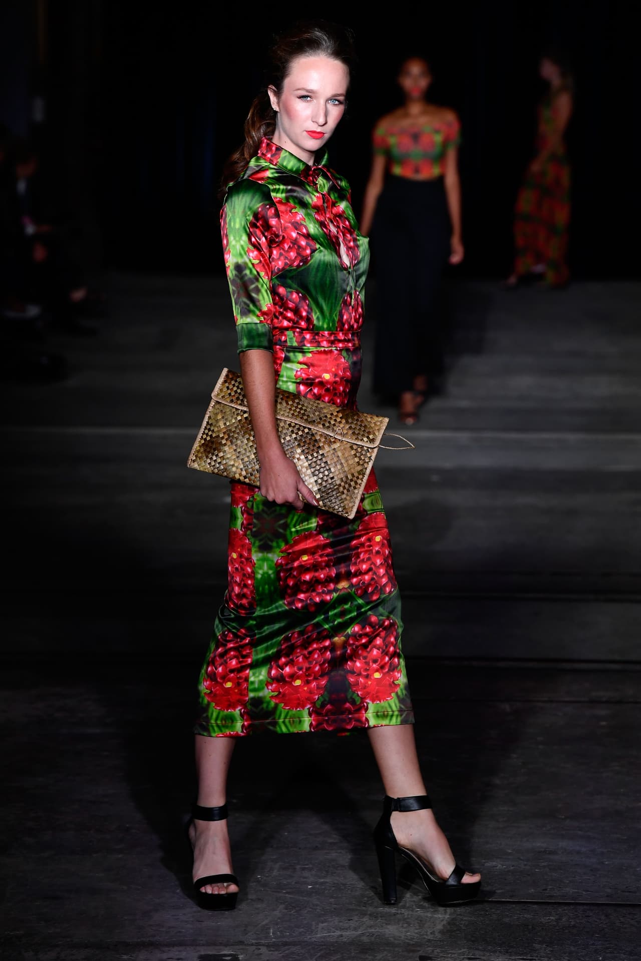 Las flores se transforman y se hacen gigantes haciéndose ideales para los vestidos de noche. Búscalo de corte tipo años cincuenta, con la cintura acentuada y falda midi tipo lápiz.