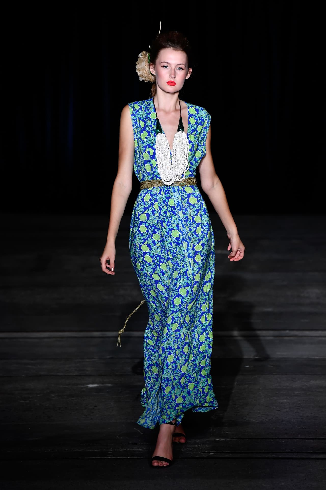 Lo estratégico de un vestido floral es que dependiendo de qué accesorios le pongas vas a poder elevarlo a un traje formal o aterrizarlo hasta que resulte ideal para ir a la playa. Si quieres darle un look más formal, apuesta por mini cinturones de brillo, un collar emblemático (Statement Necklace) y por llevar los labios más rojos.