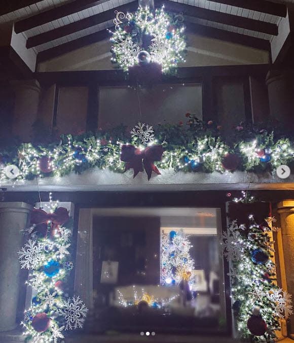 Hasta el candelabro y las puertas de su casa quedaron repletas de luces y guías navideñas.