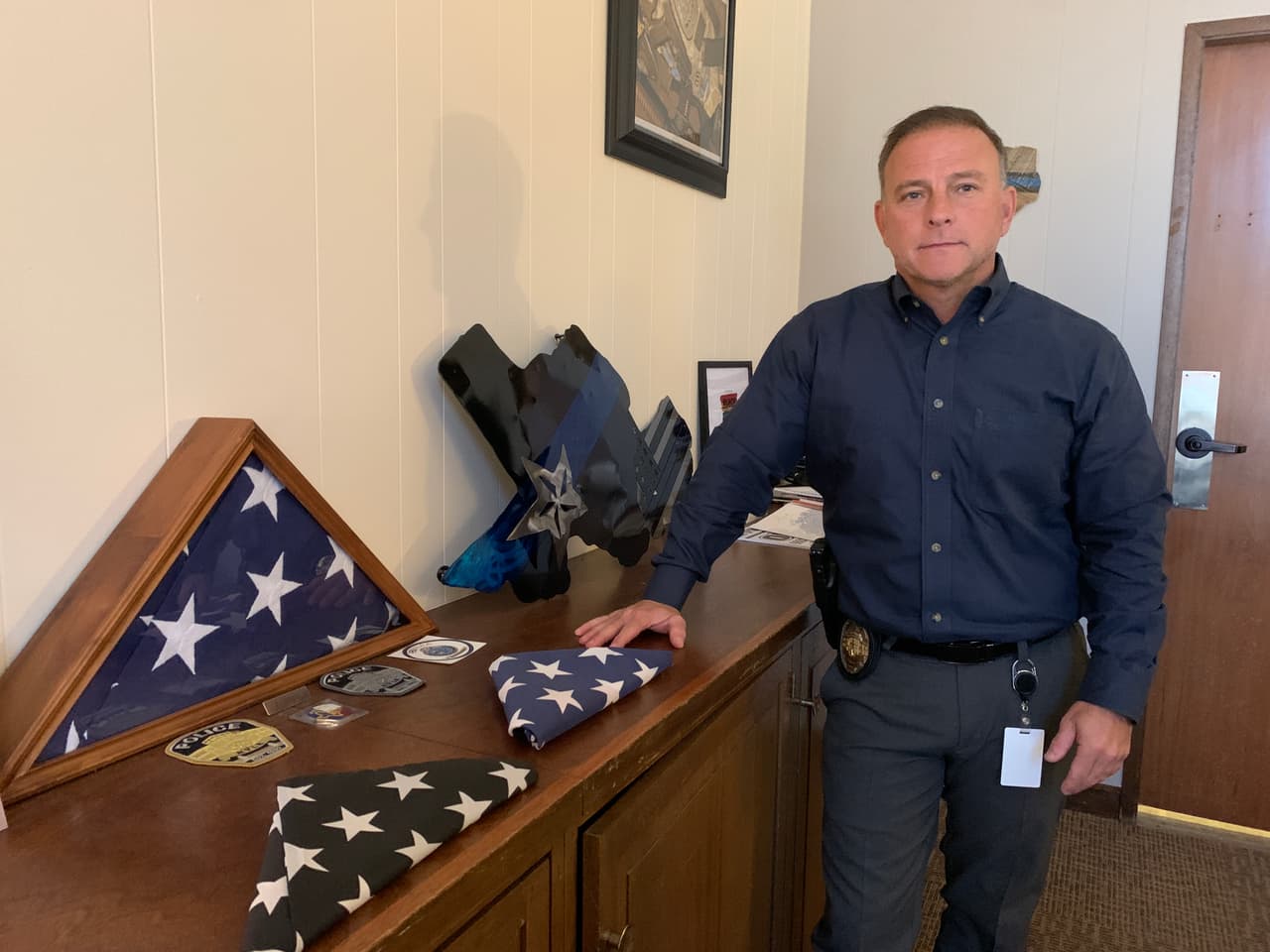 Jeff Barnett, jefe de Policía en Kyle, Texas, dice que se puede comprar fácilmente pastillas con fentanilo por internet. “Probablemente puedas encontrarlas en cinco minutos y organizar un encuentro en la siguiente hora”, con un traficante, dijo Barnett.