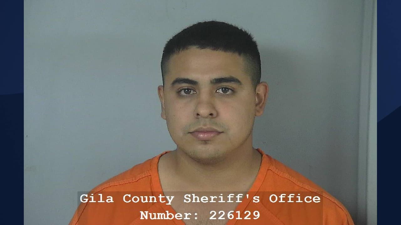 “Como resultado de la investigación,
<b>un sospechoso fue ingresado en la cárcel del condado de Gila en Payson</b> y el sujeto
<b>menor de edad fue remitido al Departamento de Libertad Condicional del condado de Gila</b>”,
<a href="https://www.facebook.com/permalink.php?story_fbid=4441561372569763&id=641987809193824" target="_blank">indica la Oficina del alguacil del condado de Gila.</a>
<br>