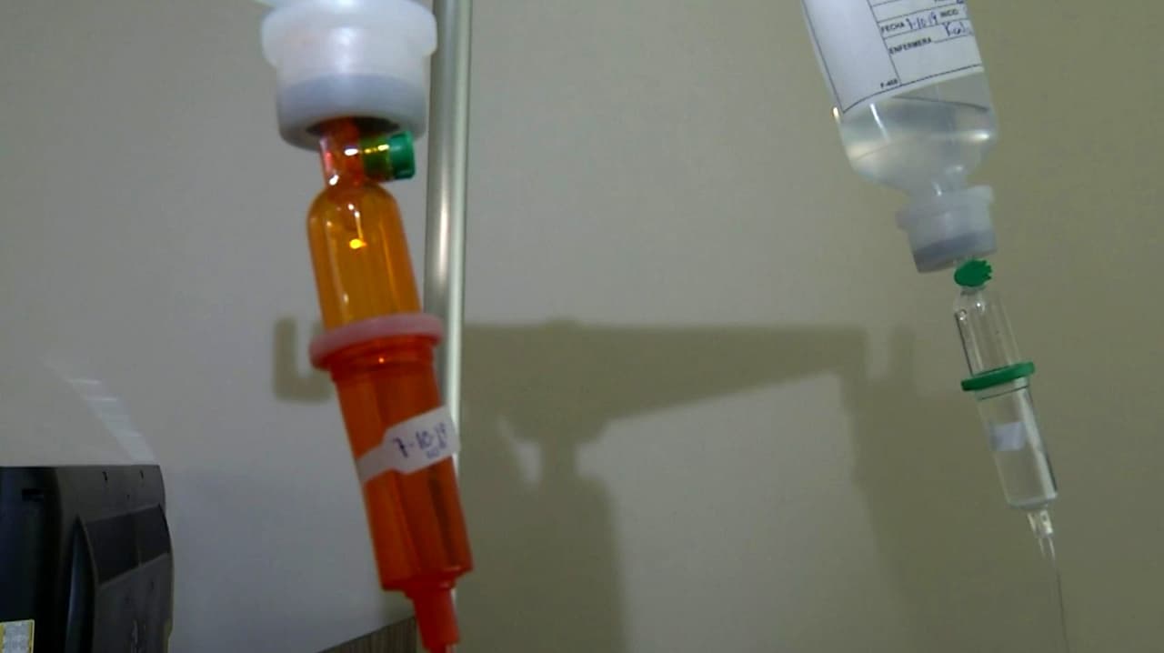 Suman seis muertes ligadas a aplicación de suero contra cansancio extremo en México; habla un sobreviviente