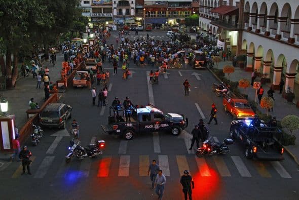 En medio de varias semanas de violencia, ciudadanos participan en una marcha en Apatzingán, México.