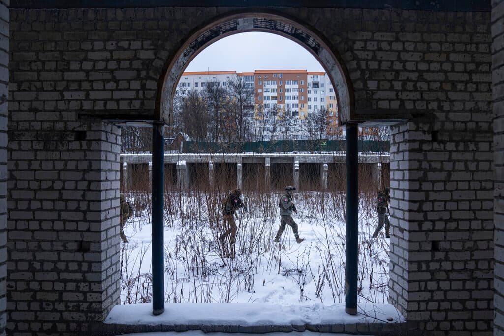 El militante que se identifica con el seudónimo Pulsar, declaró a la AP: "Kharkiv es mi hogar y, como nativo, la ciudad más importante que debo proteger. Kharkiv es también una ciudad de primera línea, de importancia económica y estratégica".