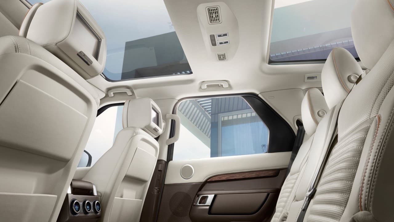 La Land Rover Discovery 2017 provee 
<b>espacio para que siete adultos viajen con comodidad</b>, incluyendo a los dos que viajen en la tercera fila. Los asientos en la segunda fila de asientos tienen un viaje de 6.3 pulgadas para comodidad de sus ocupantes y para facilitar el acceso a la tercera fila.