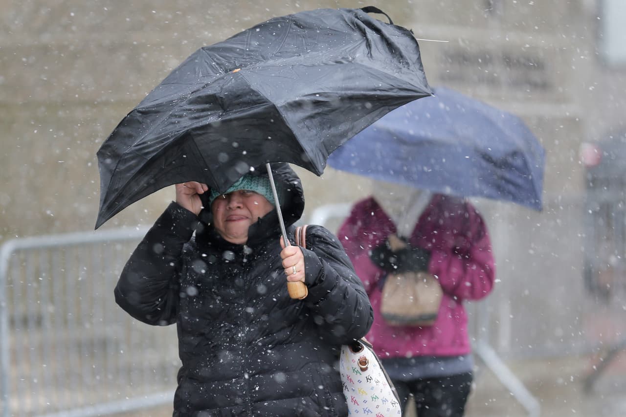 Cientos de escuelas se cerraron antes de la primera tormenta significativa de la temporada en la región.