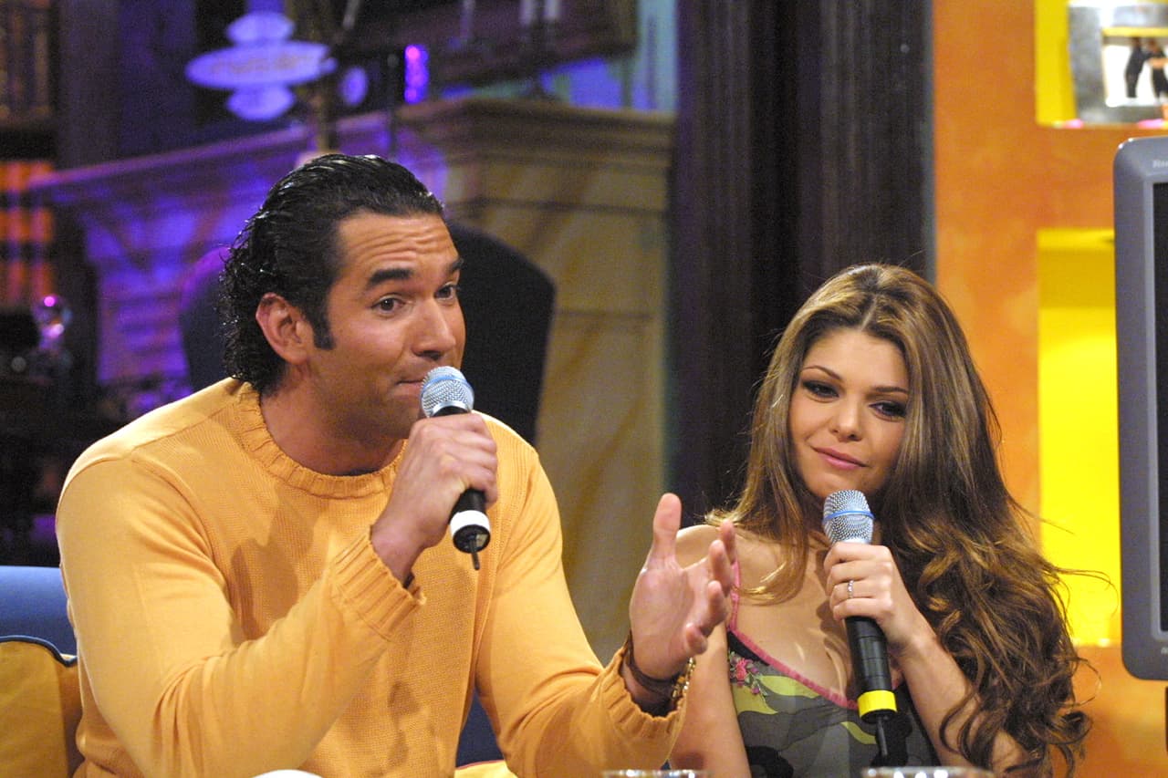 Santamarina tuvo un acercamiento con algunos reporteros, que lo cuestionaron sobre
<b><a href="https://www.univision.com/famosos/mayrin-villanueva-asegura-que-itati-cantoral-la-exesposa-de-su-marido-es-una-mujer-encantadora-fotos"> el intercambio de halagos entre su esposa y su expareja</a></b>, pero se negó a hablar sobre Cantoral.