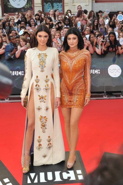 La hermosa modelo Kendall Jenner robó toda la atención de la alfombra de los premios 'MuchMusic Video Awards' con un diseño que enseñaba más que sus esculturales piernas. ¿Te copias el modelito?