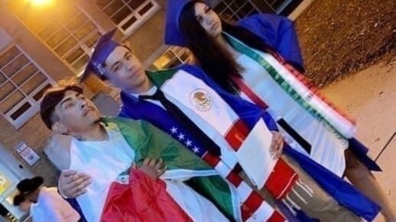 Estudiante usa una bandera mexicana en su ceremonia de graduación y le niegan su diploma