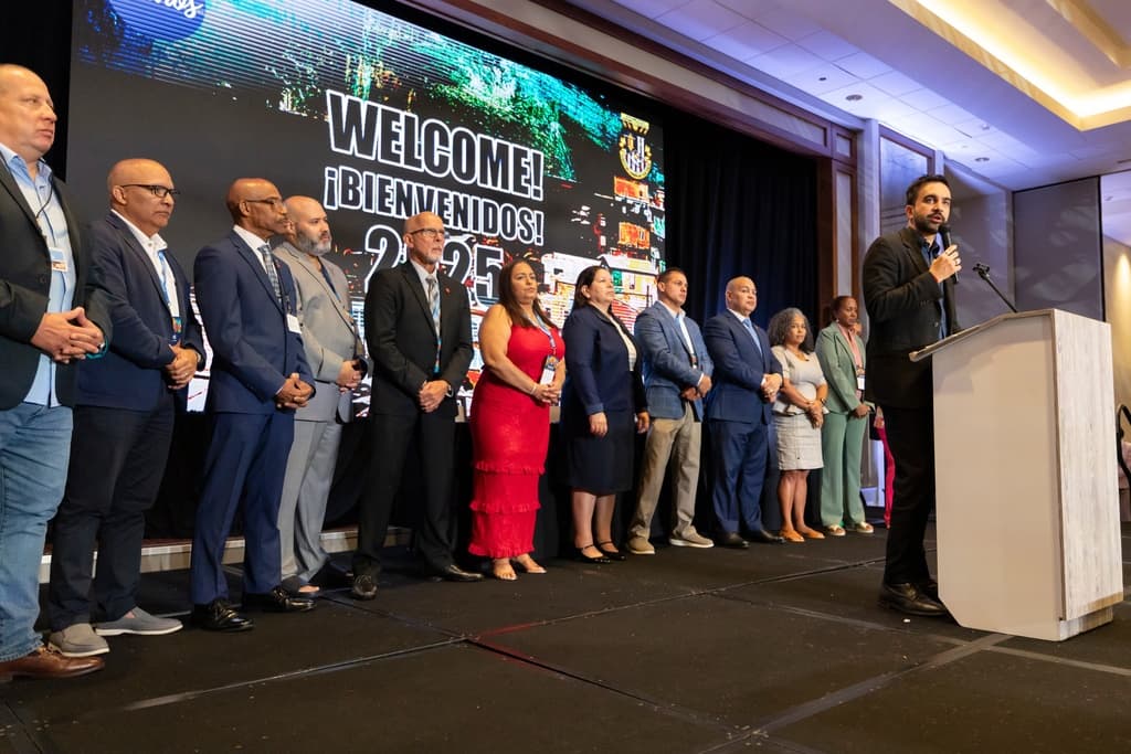 El alcalde electo había prometido durante su campaña no viajar inmediatamente después de ganar para enfocarse en problemas locales, pero defendió el viaje como necesario para fortalecer relaciones con la comunidad puertorriqueña.