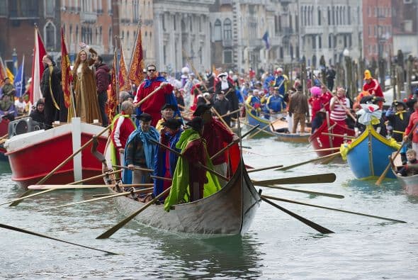 Este primer desfile está organizado por el colectivo de los gondoleros de la ciudad que aseguran un espectáculo tradicional con sus vestidos.