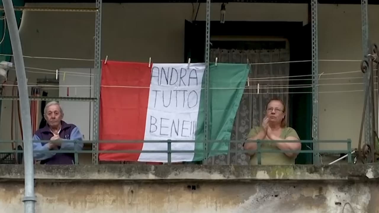 <b>Los italianos cantan desde sus balcones para acompañarse durante la cuarentena. | </b>El país es uno de los que registra la mayor cantidad de contagios con coronavirus en todo el mundo.