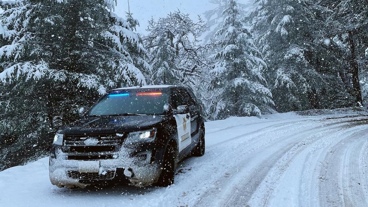 Exigen cadenas en la autopista 80 debido a la caída de nieve en la Sierra Nevada