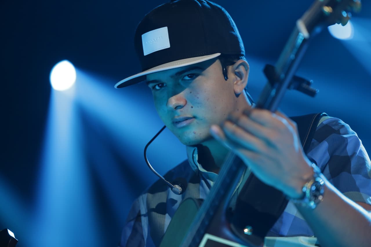 La primera presentación que Ulices Chaidez tuvo ante el público fue en una presentación que realizó en la secundaria junto a un grupo de amigos con quienes formó un grupo de guitarras al que llamaron Ulices Chaidez y sus humildes. Junto a ellos participó en competencias de talento a nivel local.