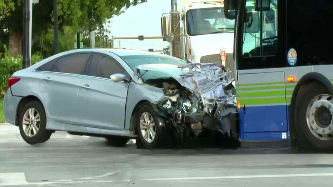 Video muestra accidente entre un carro y un autobús que dejó a una joven muerta en Miami Gardens