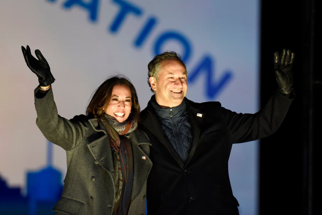 La candidata demócrata a la vicepresidencia Kamala Harris aparece al lado de su esposo Doug Emhoff durante un mitin en Filadelfia, el lunes 2 de noviembre de 2020.