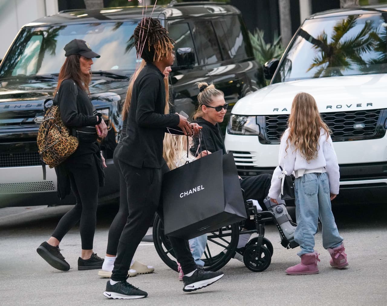 Anna Kournikova se fue de compras con sus hijas Lucy y María.