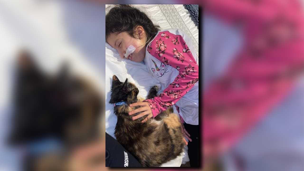 "Ya no puede caminar ni abrir la boca": Madre hispana enfrenta la enfermedad de su hija en medio de la pandemia