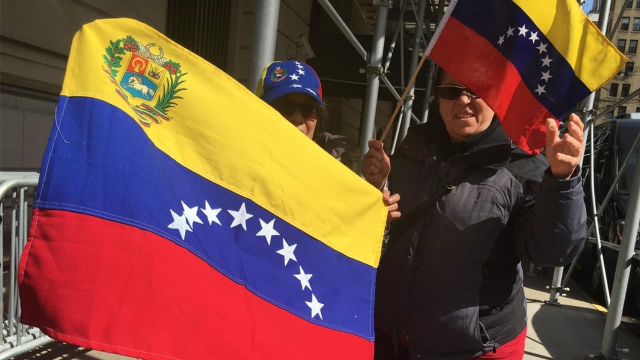 "¡Fuera de Venezuela!": la protesta de ciudadanos de ese país frente al consulado ruso en Manhattan