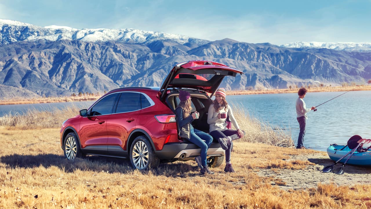 La nueva Ford Escape 2020 y su versión europea, la 
<b>Ford Kuga</b>, comenzarán a llegar a los consecionarios en el 
<b>otoño de 2019</b>, con excepción de las versiones híbridas enchufables que serán distribuidas a partir de la primavera de 2020.