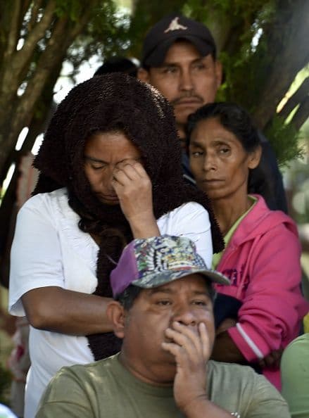 Pobladores de Ayotzinapa mientras escuchaban la conferencia.