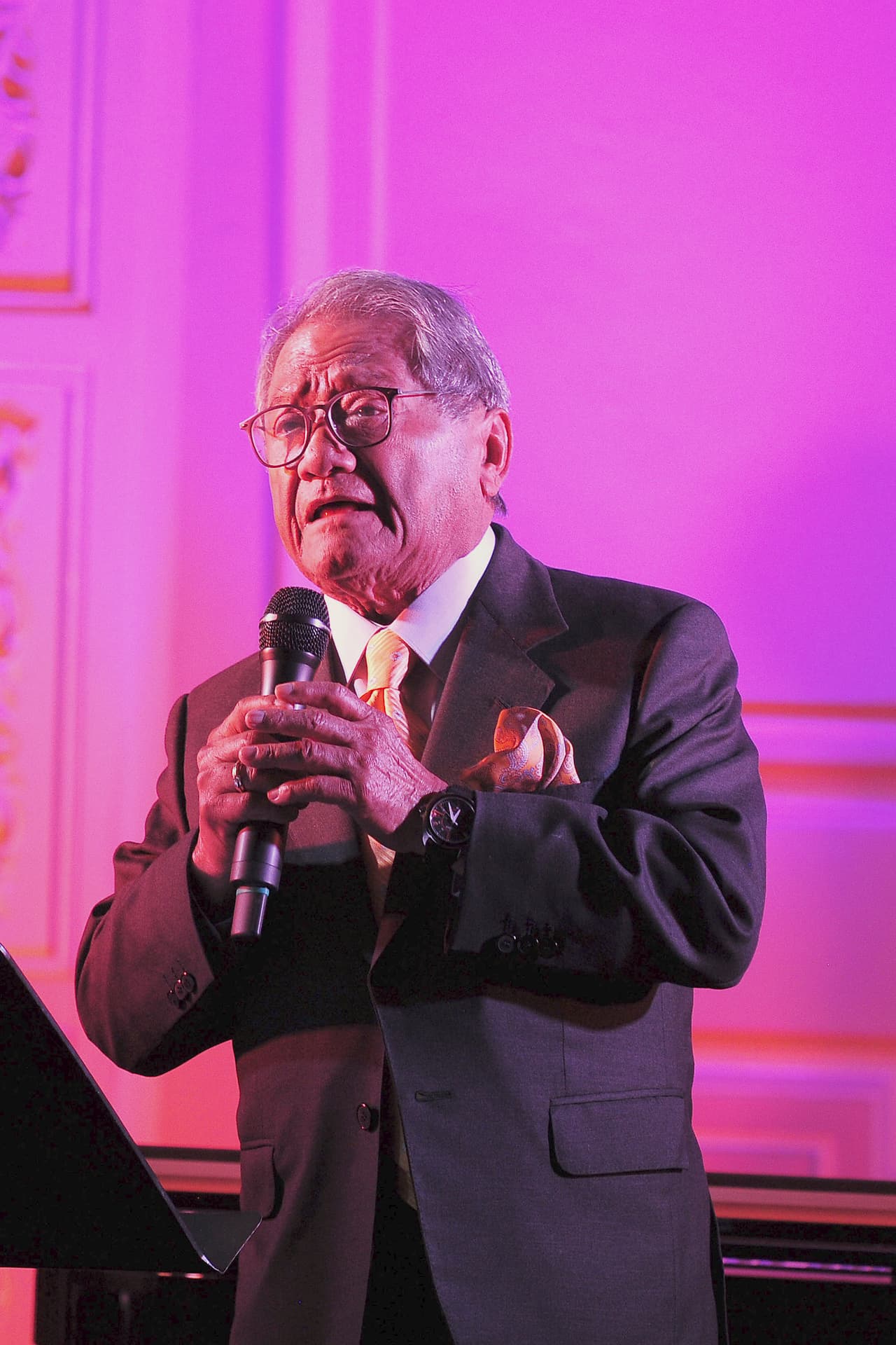 Los representantes de Armando Manzanero también se pronunciaron sobre el presunto retiro del cantautor mexicano en un comunicado que citó la agencia de noticias Notimex: “El comentario publicado en la cuenta del cantante Francisco Céspedes, respecto al retiro de los escenarios de don Armando Manzanero, es totalmente falso”.