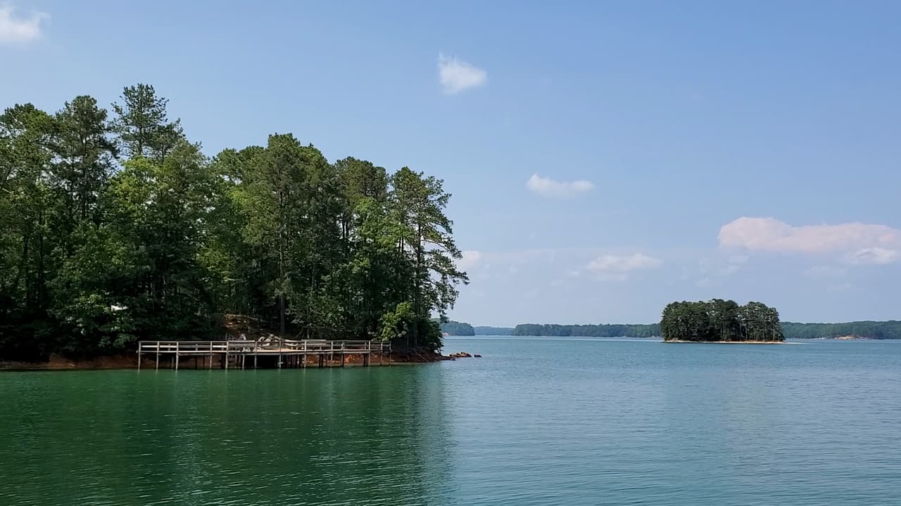 El sitio cuenta con hermosas vistas del lago, así como un excelente acceso para nadar, hacer un picnic y pasear en bote.