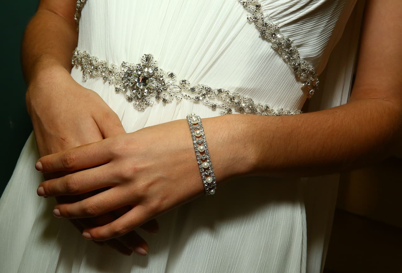 <b>David’s Bridal.</b> Esta cadena de tiendas de vestidos de bodas sobrevivió a la bancarrota en enero de 2019 y trazó un plan para mejorar sus operaciones digitales. 
<br>
<br>En este momento muchos estados limitan la cantidad de personas que pueden reunirse y los casamientos y fiestas se han interrumpido en todo el país.