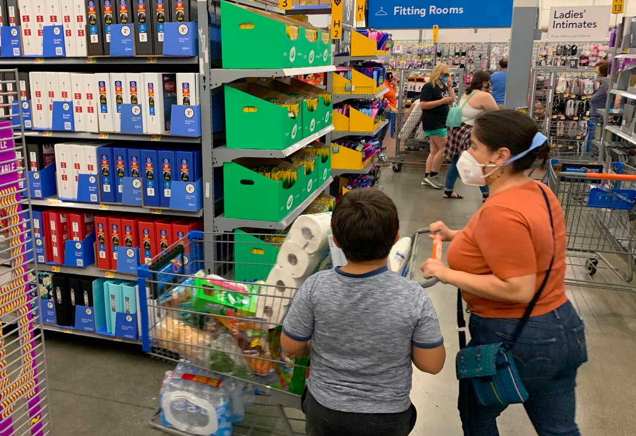 Ante la preocupación de la comunidad sobre que se hayan presentado casos de covid-19 entre empleados de ese Walmart, la cadena informó que tienen un equipo el cual constantemente revisa datos para determinar qué tienda necesita tiempo extra de limpieza y abastecimiento.
<br>