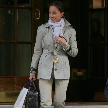 Sánchez Santos es fruto de una relación de su madre, María Edite Santos, y Julio Iglesias, quienes coincidieron en las fiestas de la Costa Brava en el verano de 1975. El artista estaba entonces casado con
<b> Isabel Preysler (foto).</b>