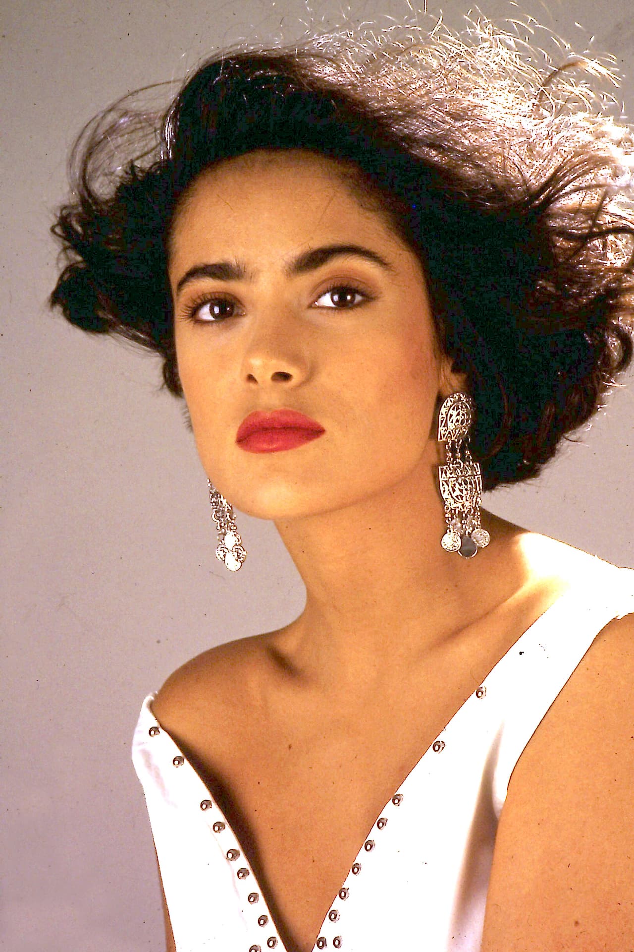 <b>Teresa (1989)</b>
<br>A finales de los ochenta se lanzó la versión protagonizada por 
<a href="https://www.univision.com/famosos/salma-hayek-conto-el-insulto-que-sufrio-por-los-altos-ejecutivos-del-cine-por-ser-mexicana">Salma Hayek</a>, la cual sufrió varios cambios a comparación de la original. Aquí gran parte del odio que siente la protagonista por su clase es social es debido a que su hermana murió por culpa de las carencias que vivían, en la versión de 1959 Teresa no tenía hermanas