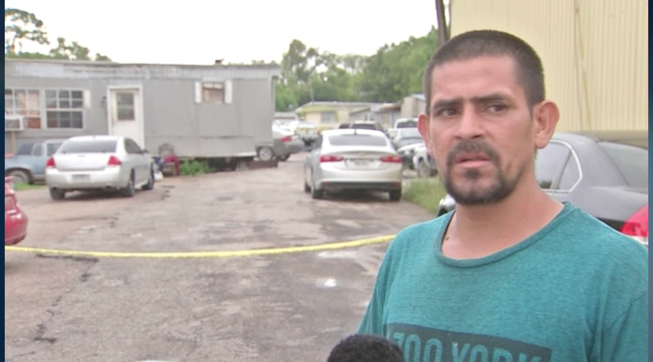 "Forzaron la puerta para entrar y buscaron entre la cama, entre el baño y luego mi hermana
<b>abrió el clóset y se topó con ella </b>que estaba envuelta como en una sábana", dijo a
<i>Univision 45 </i>el hermano de la víctima.