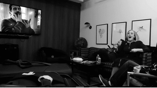 Adele, súper divertida junto a sus amigos.