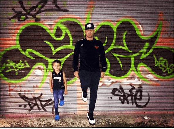 De tal palo, tal astilla. Así luce Wisin con su pequeño.