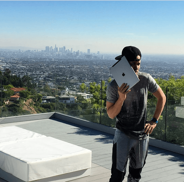 ¡Te va a derretir el sol, bombón! Romeo disfruta del cálido clima.