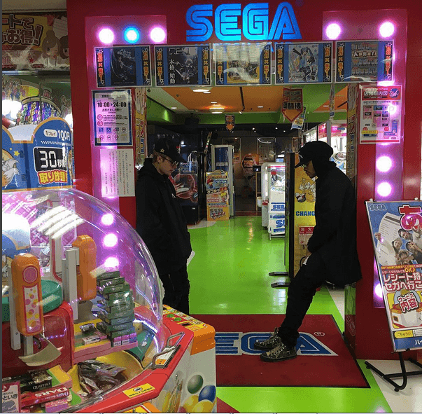 El cantante está en Asia y como él es todo un gamer, no podía dejar de ir a la tienda más grande de videojuegos.