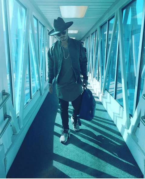 Viajes de aquí para allá. El pobre de JBalvin no para con tantos conciertos y así lo vemos antes de llegar a la Ciudad de México.