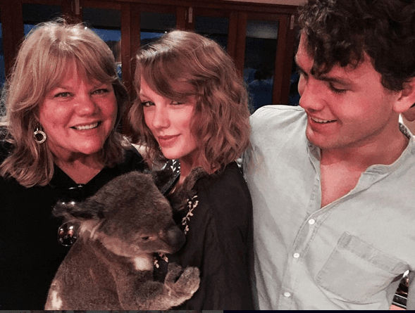 ¡So cute! Este pequeño koala se ve muy cómodo en los brazos de Tay.