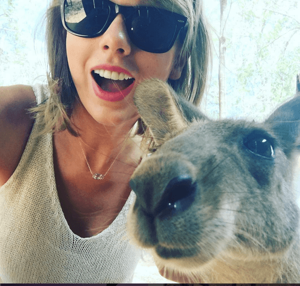 "Cangurito, pósale para el face", así salió esta foto de Taylor Swift que aún está de tour en Australia.