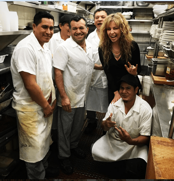 ¿Dónde andas Thali? La cantante visitó su restaurante favorito en el Bronx.