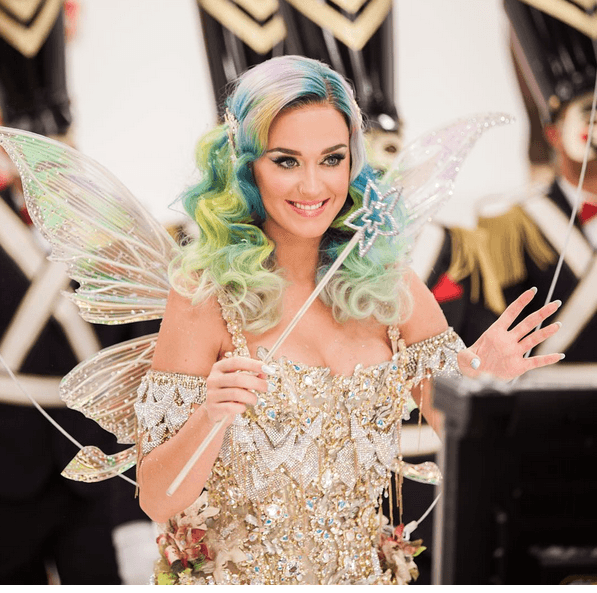 Es toda una hermosa hada. Katy Perry, con el cabello lleno de color, posó en esta foto en la que se ve divina.