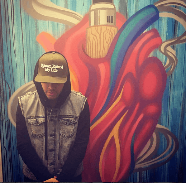 ¿Quién está debajo de esa gorra? Prince Royce posó junto a un colorido mural.