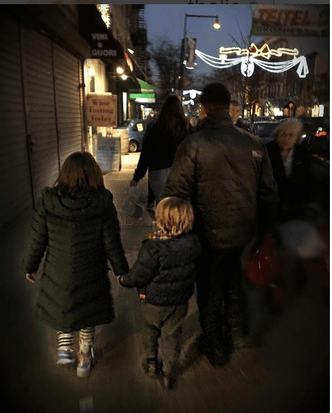 Y compartió esta imagen con el mensaje: "Ver a Tommy con sus hijos paseando por el barrio en el que él creció junto a sus padres es indescriptible".