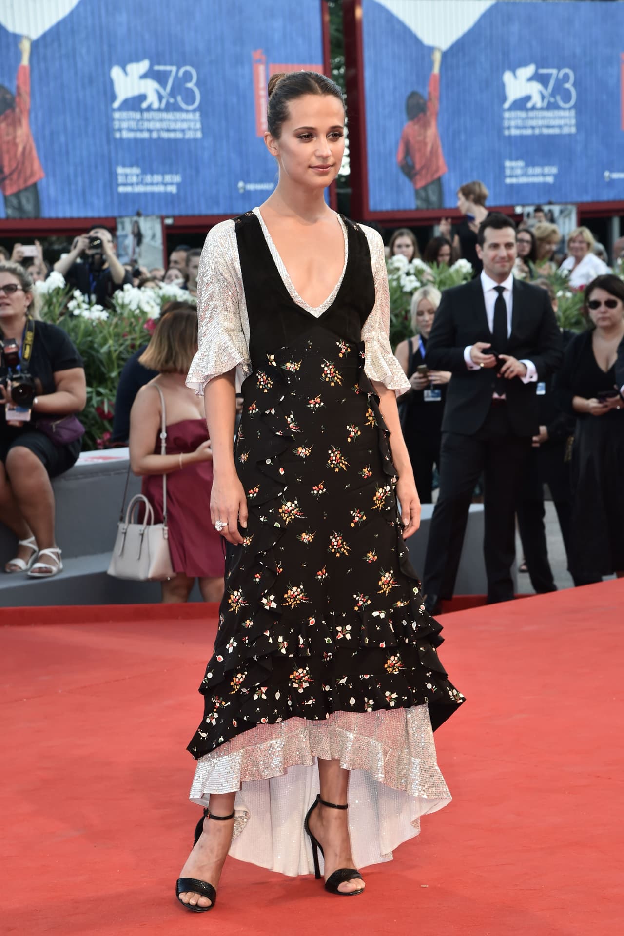En la noche, para atender a la premier de 'The Light Between Oceans', Vikander escogió su marca emblemática, Louis Vuitton, para alardear de un vestido de dos capas y pesos distintos.